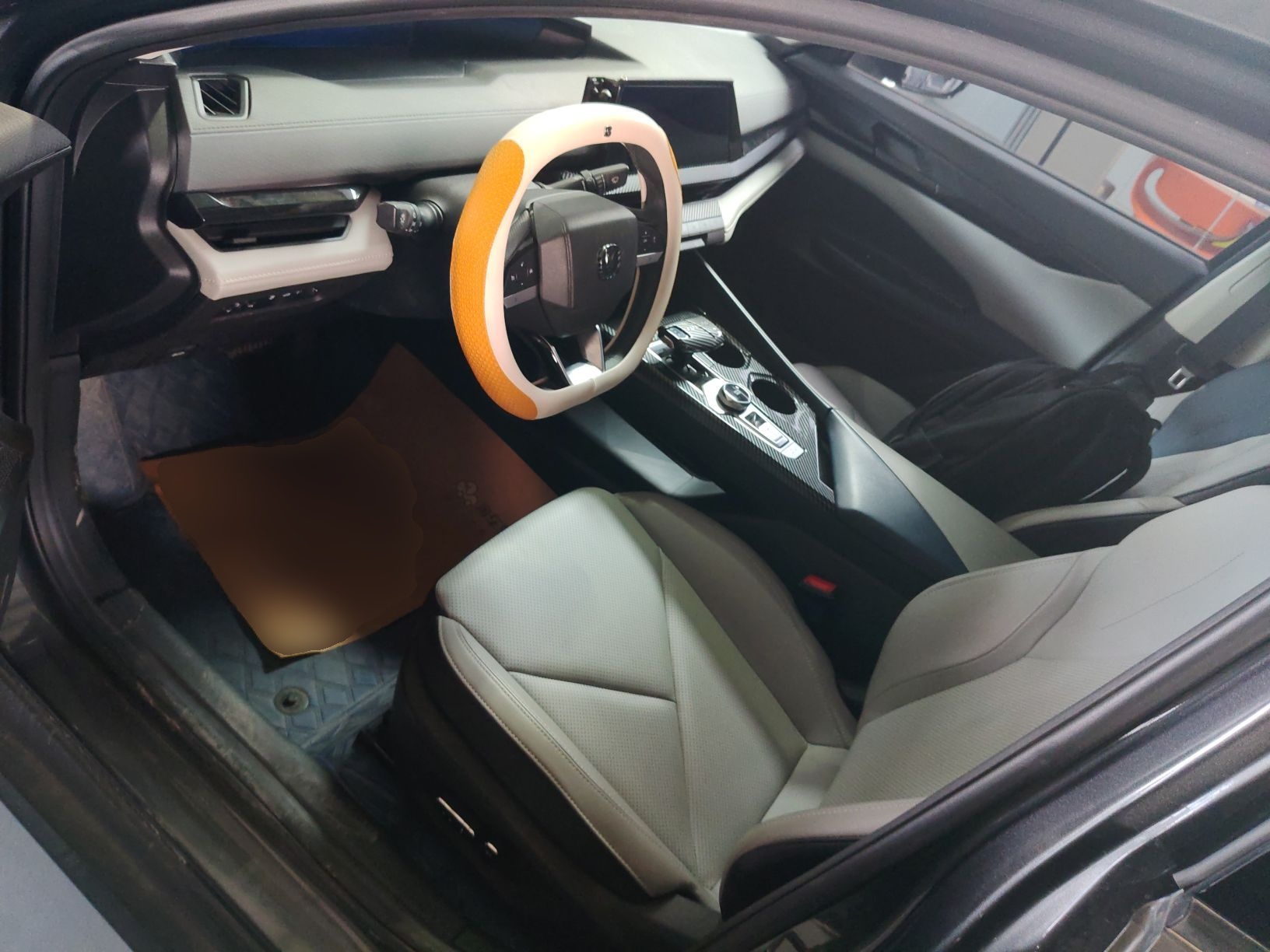 Переднее сиденье в автомобиле