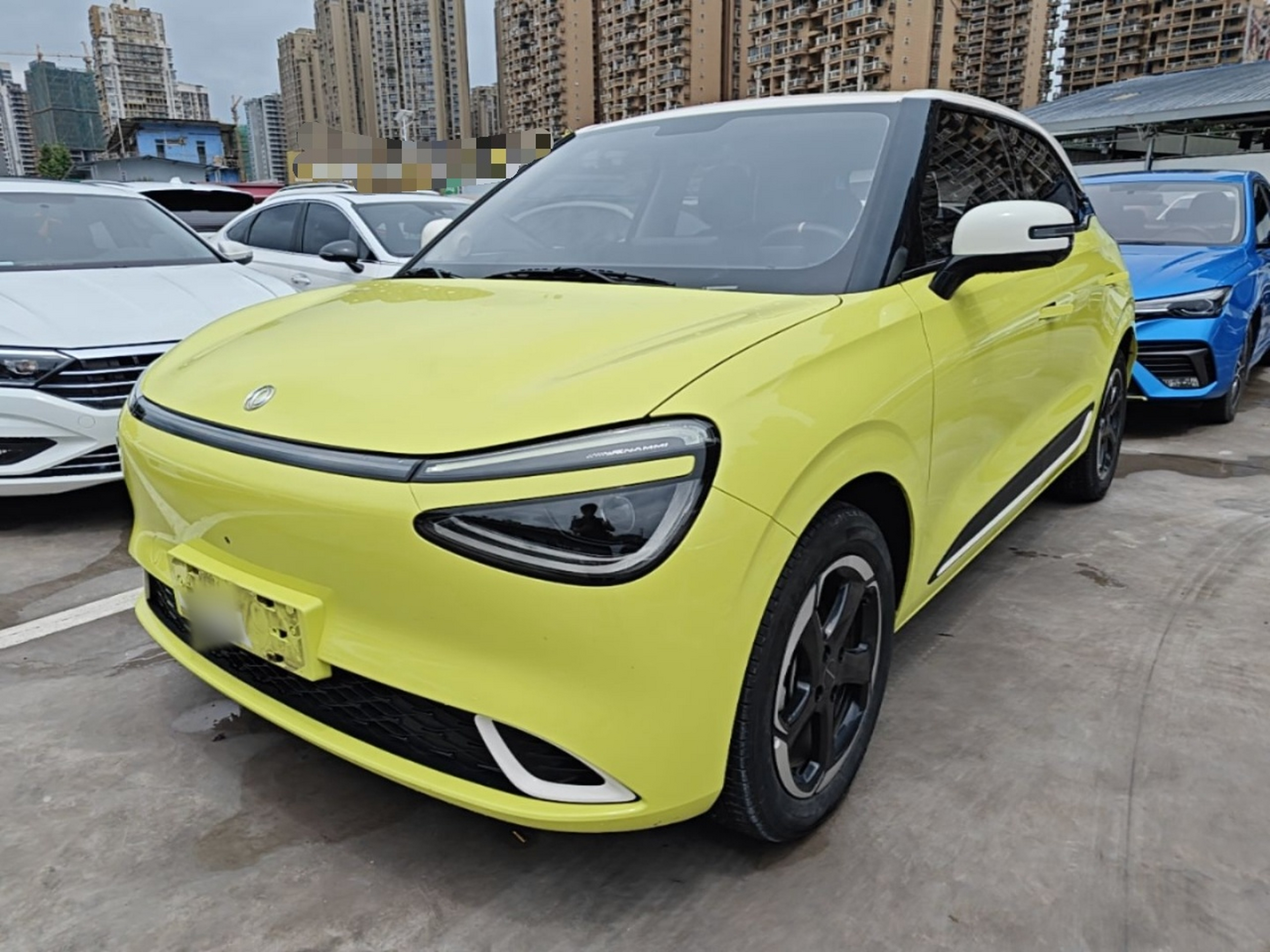Под передней частью автомобиля