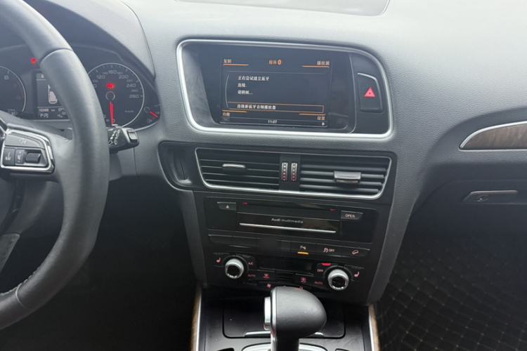 Used Audi Q5 2017 Plus 40 TFSI Comfort Model Audio And AC Panel