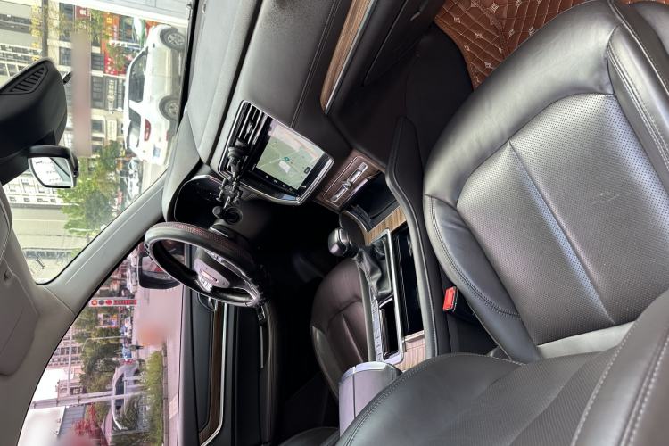 Used Roewe RX8 2018 30T Smart Connectivity Two-Wheel Drive Supreme Edition Interior 5