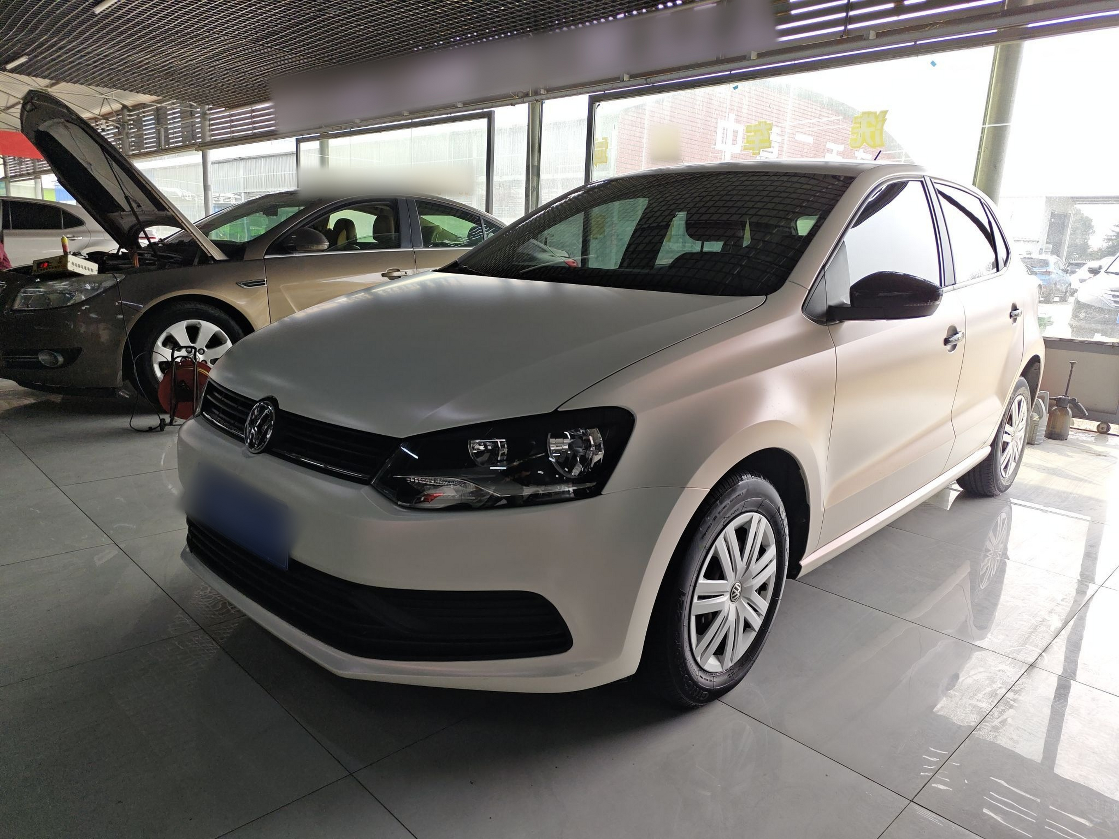 Под передней частью автомобиля