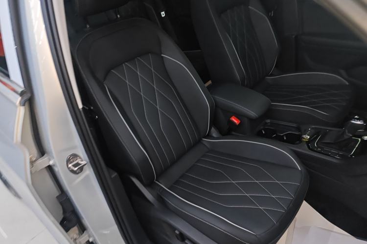 Used Volkswagen Tiguan L 2025 Model, Outstanding Version, 300TSI Automatic Two-Wheel Drive Longteng Edition