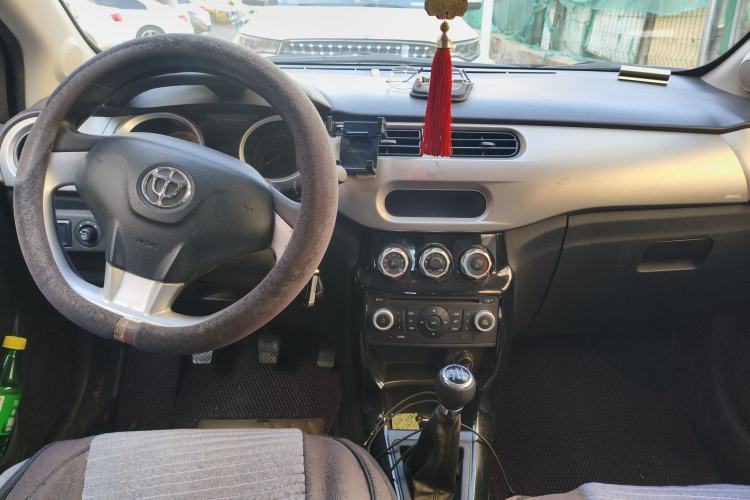 Used Brilliance H230 2012 1.5L Manual Elite Edition Center Console