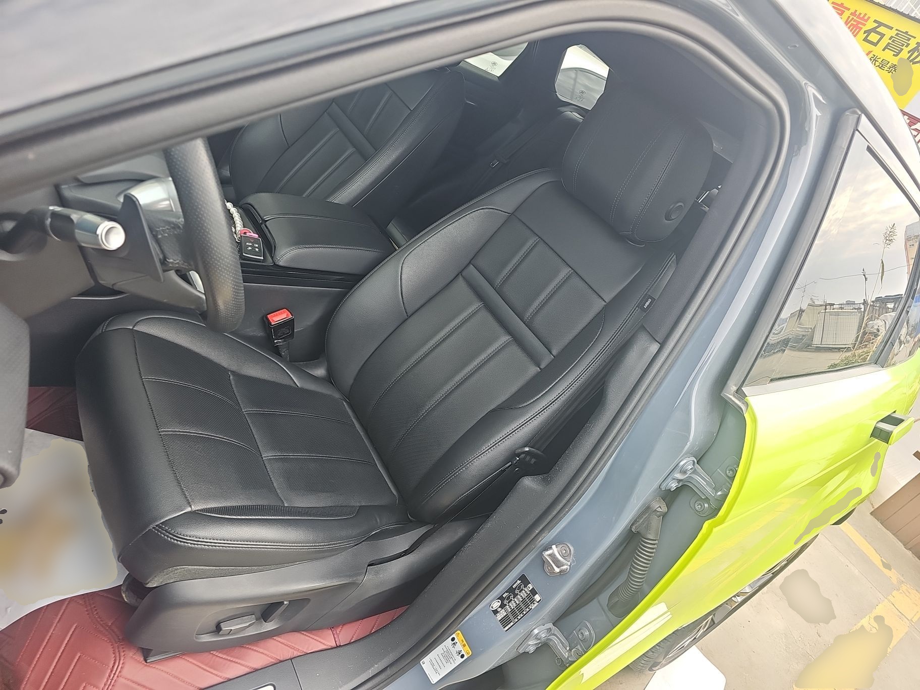 Переднее сиденье в автомобиле