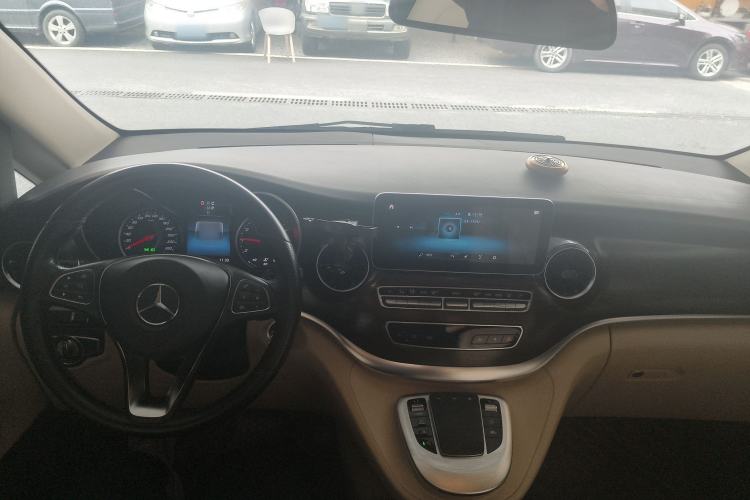 Used Mercedes-Benz V-Class 2021 V 260 Avantgarde Edition Center Console