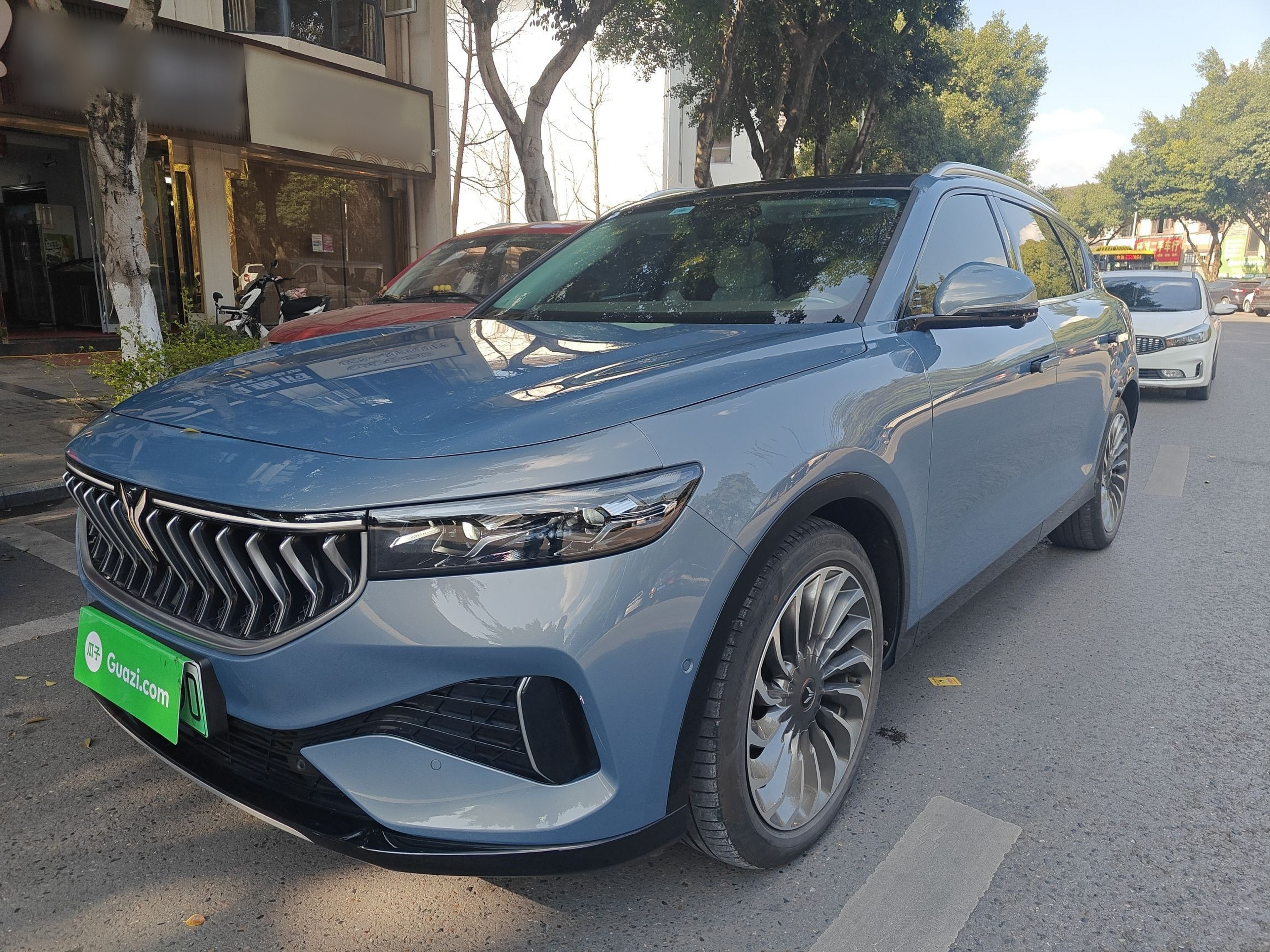 Под передней частью автомобиля