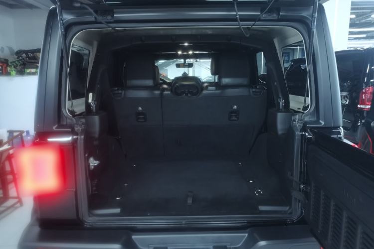 Used Jeep Wrangler 2019 2.0T Sahara Four-Door Version China VI Emission Standard
