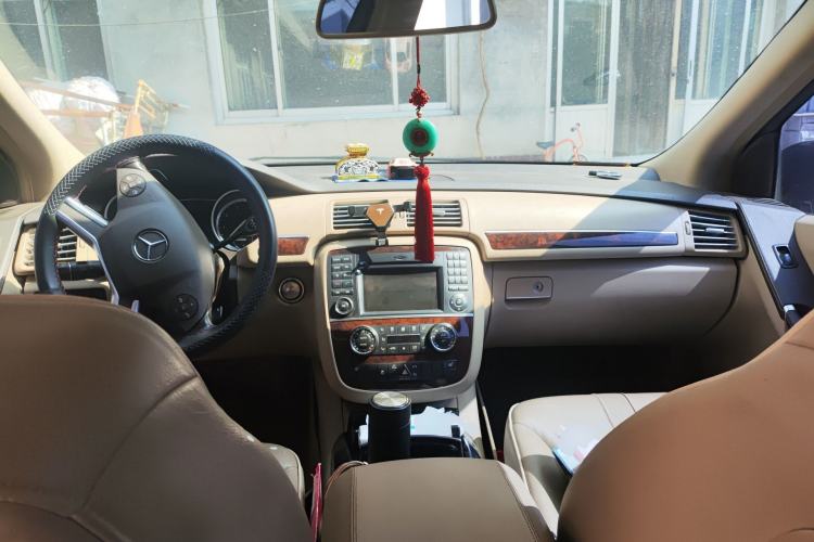 Used Mercedes-Benz R-Class 2010 R 350 L 4MATIC Center Console