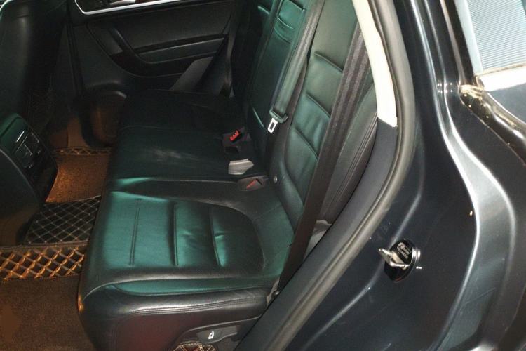 Used Volkswagen Touareg 2011 3.0 TSI High-End Version Left Rear Seat