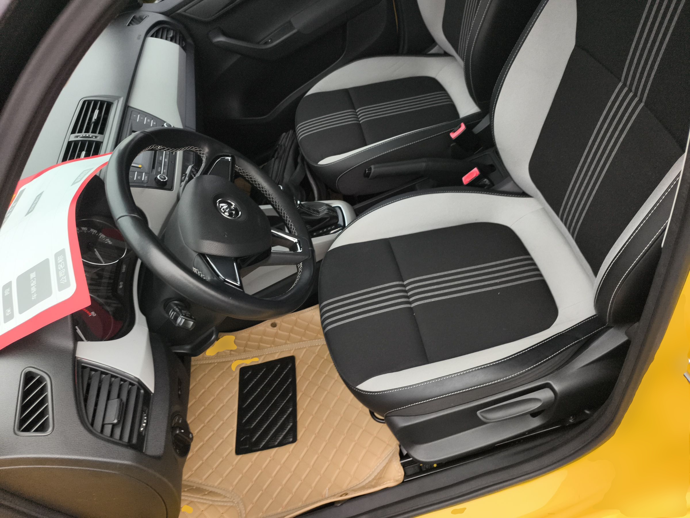 Переднее сиденье в автомобиле