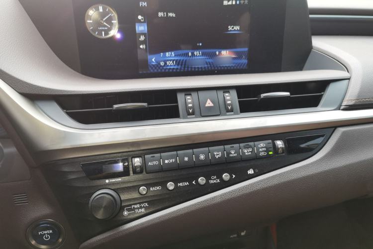 Used Lexus ES 2020 300h Premier Edition Audio And AC Panel