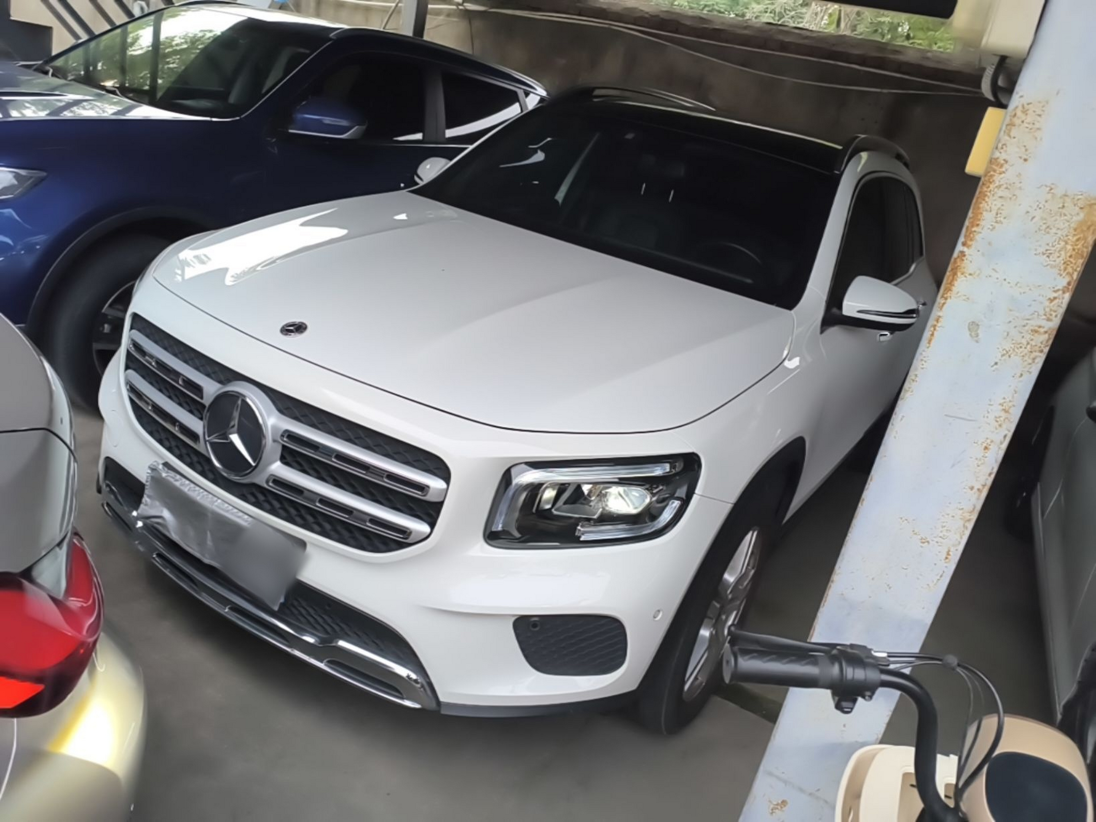 Под передней частью автомобиля