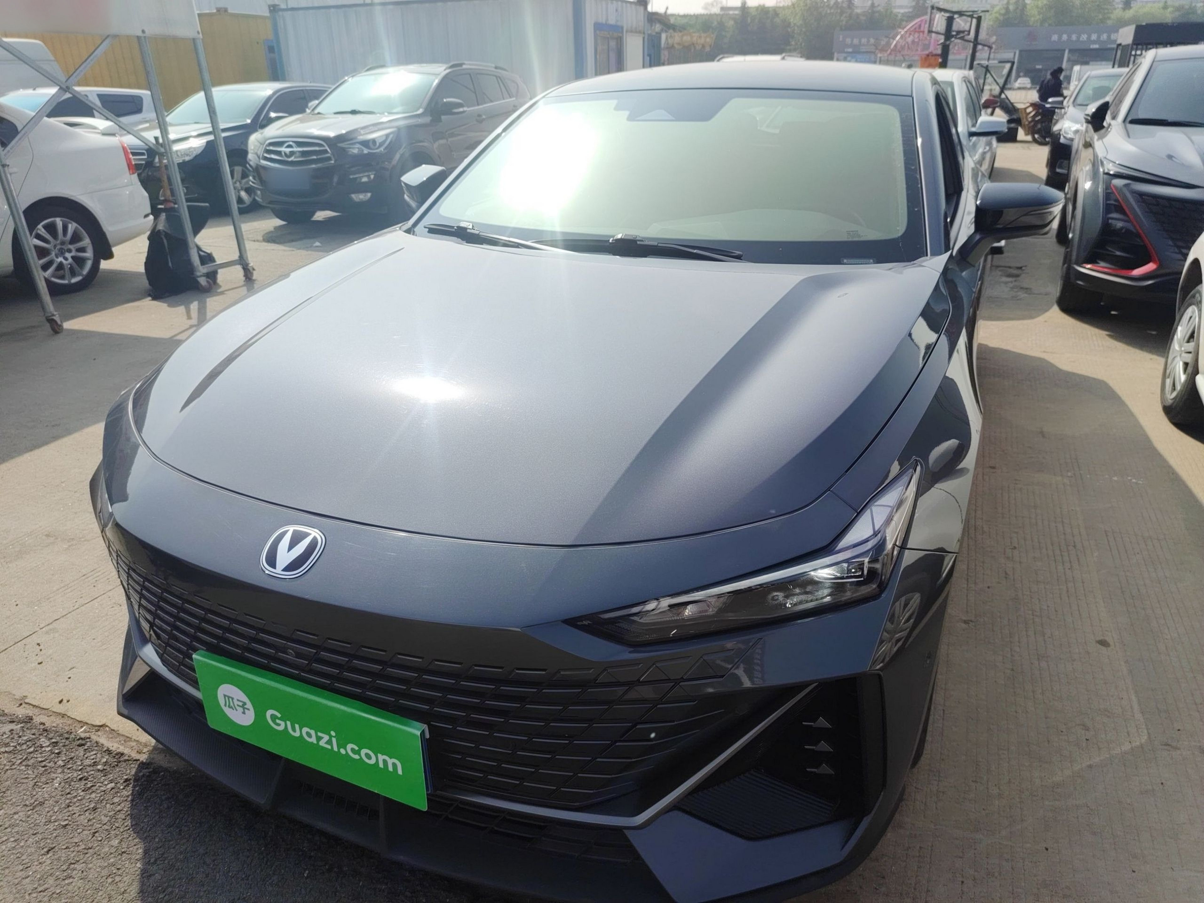 تحت مقدمة السيارة