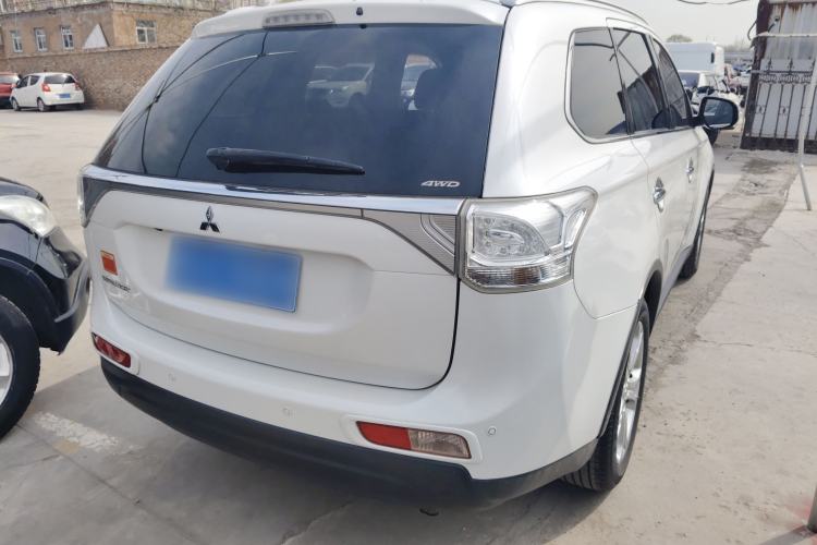 Used Mitsubishi Outlander 2014 2.4L 4x4 Deluxe Value Edition 5 Seats Rear Right 45 Deg