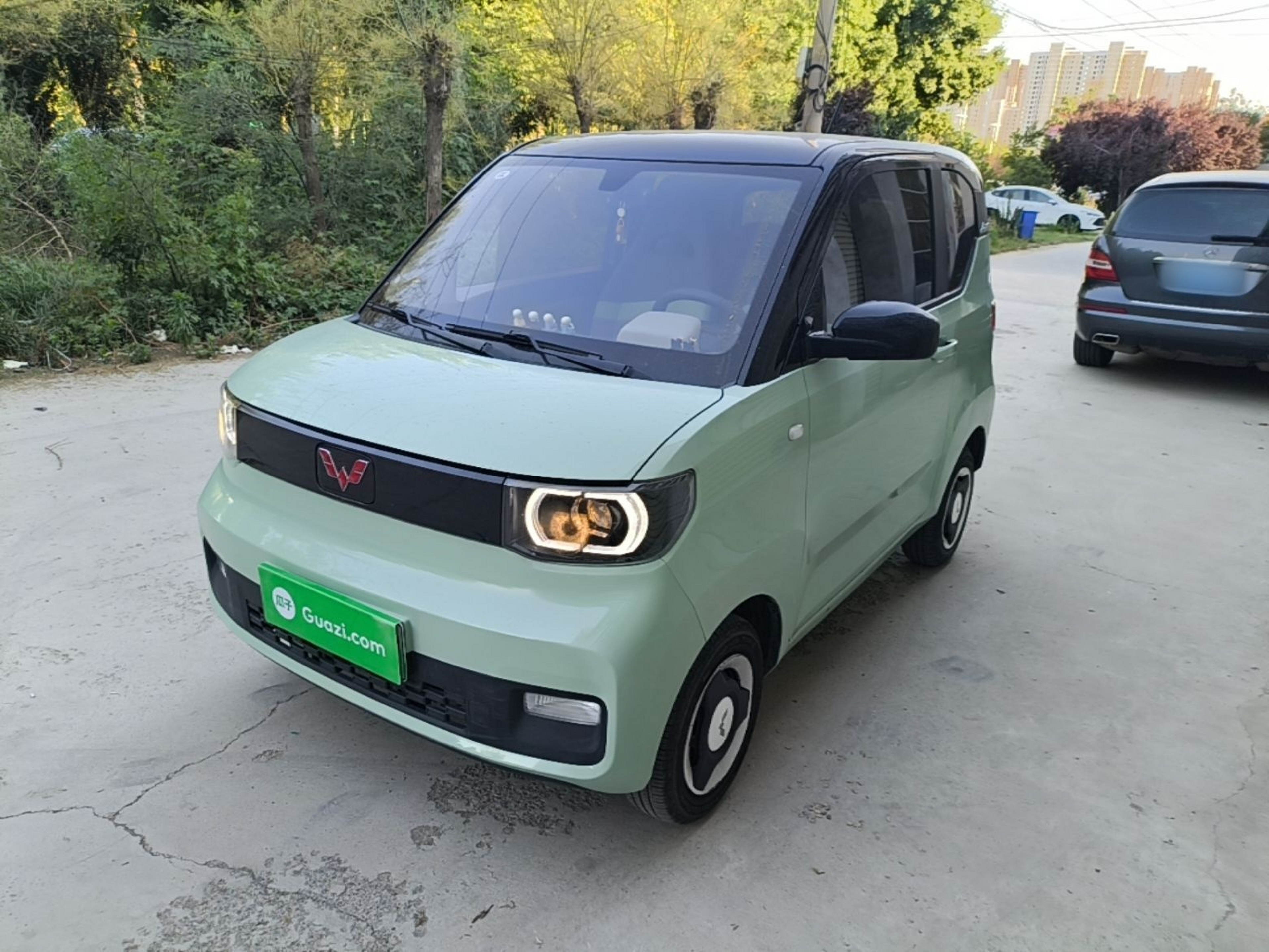 Под передней частью автомобиля