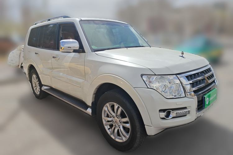 Used Mitsubishi Pajero  Front Right 45 Deg