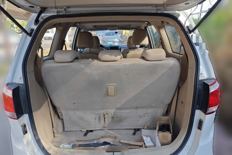 Used Baojun 730 2014 1.5L manual luxury trim 7 seats Trunk