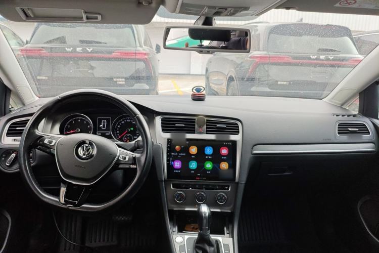 Used Volkswagen Golf 2016 230TSI Automatic Luxury Version Center Console