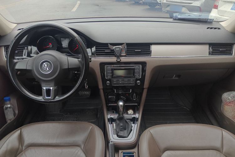 Used Volkswagen Bora 2014 1.6L Automatic Comfort Model Center Console