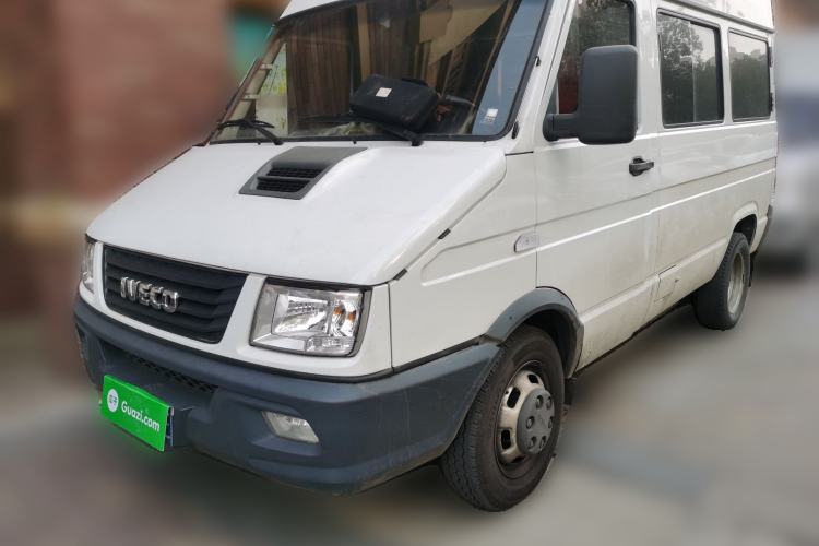 Used Iveco Daily 2021 2.5T A35 M1 Passenger Van 5-9 Seater Short Wheelbase Mid-Roof Design Dual Tires Side Sliding Door