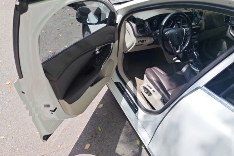 Used Volvo V40 2013 2.0T Zhiya Edition
