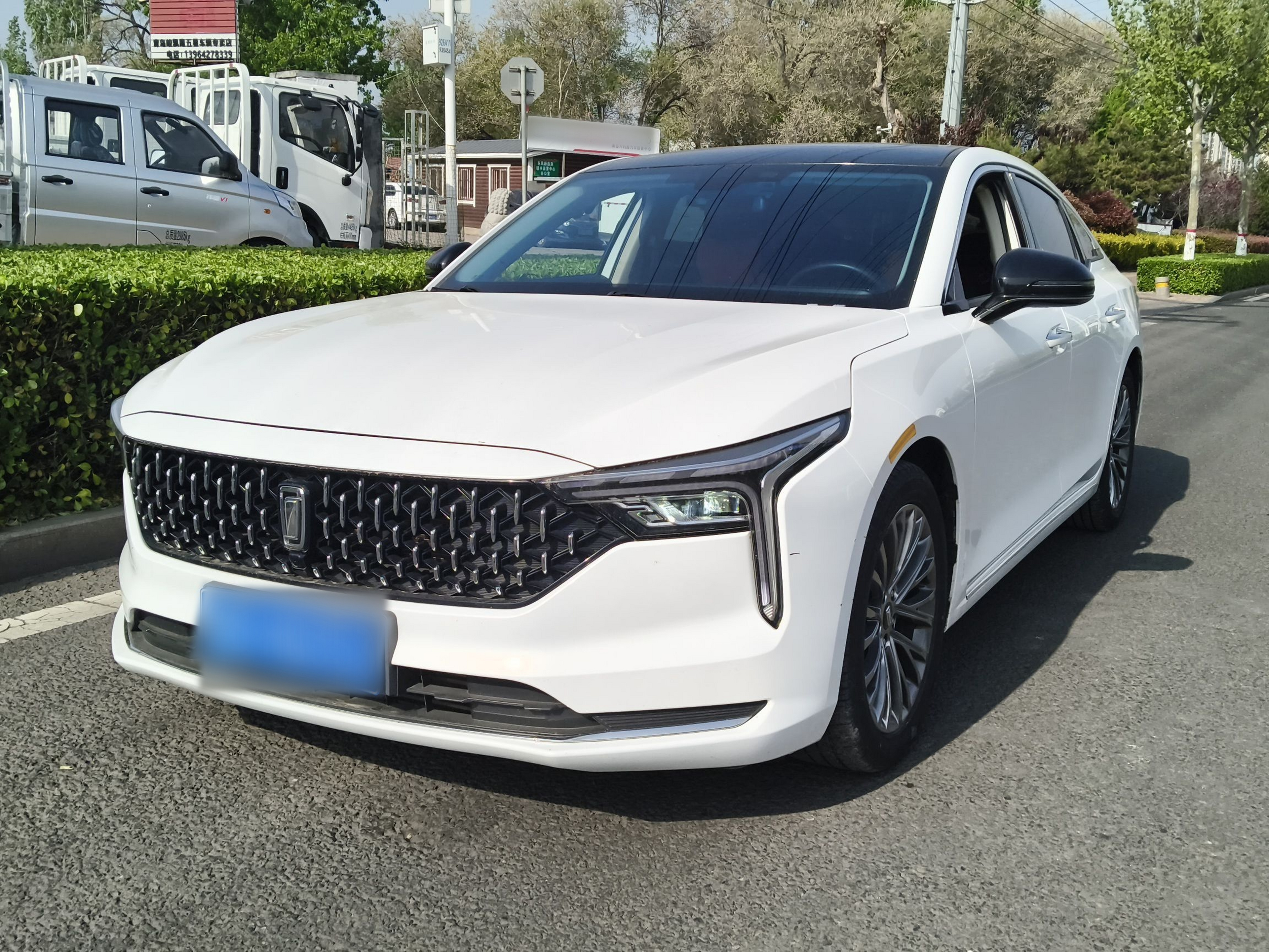 تحت مقدمة السيارة