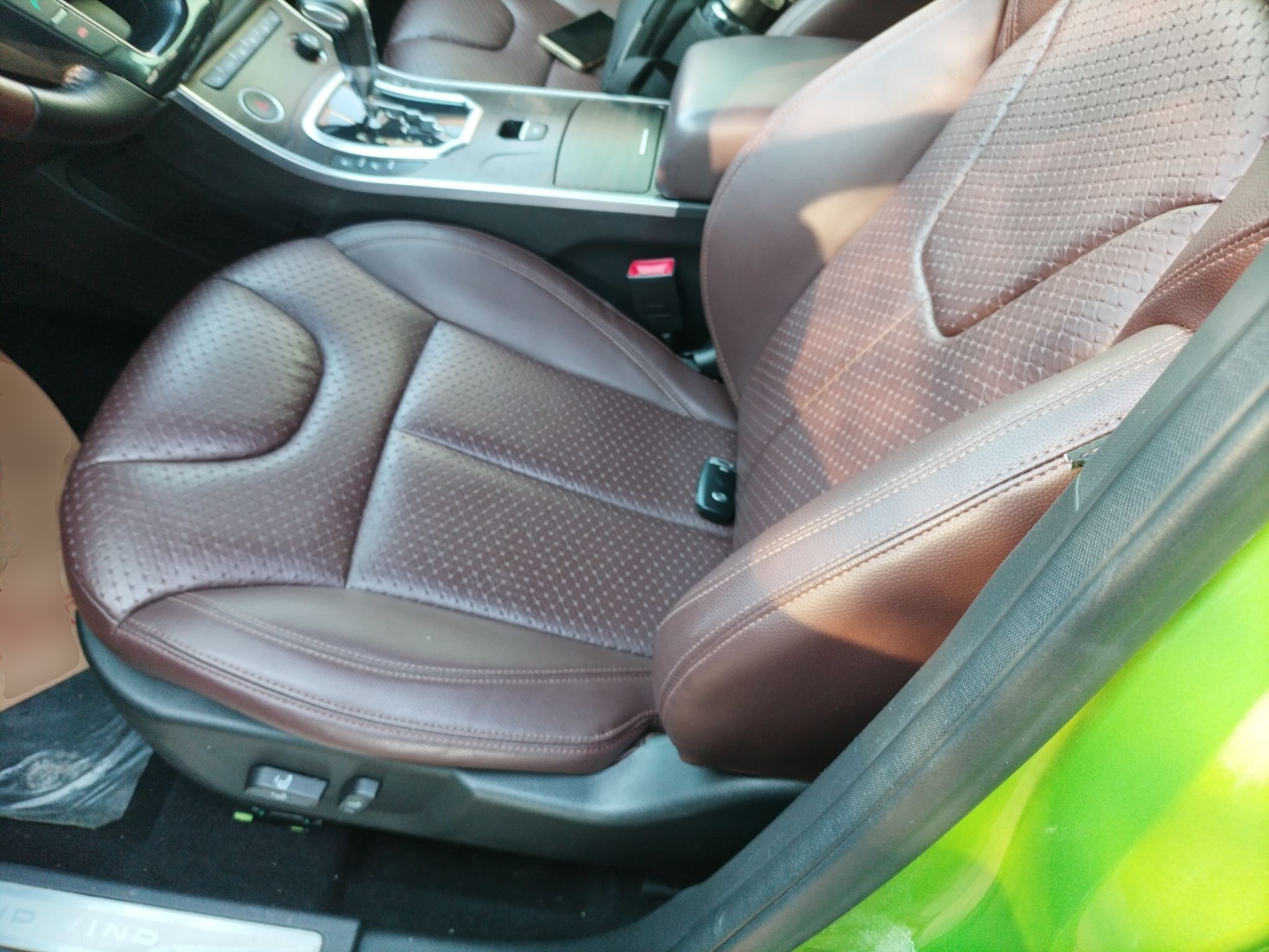 المقاعد الأمامية داخل السيارة