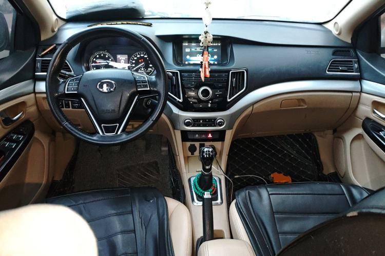 Used Great Wall C30 2016 1.5L Manual Luxury Model Center Console