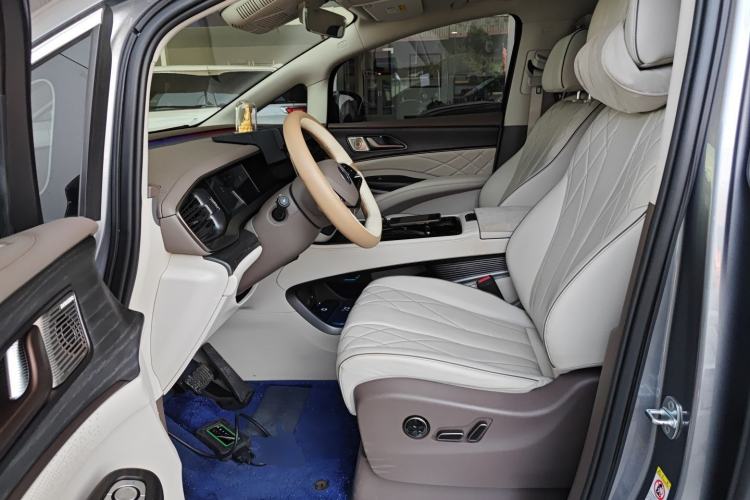 Used Denza D9 2022 DM-i 970 Four-Wheel Drive Prestige Model
