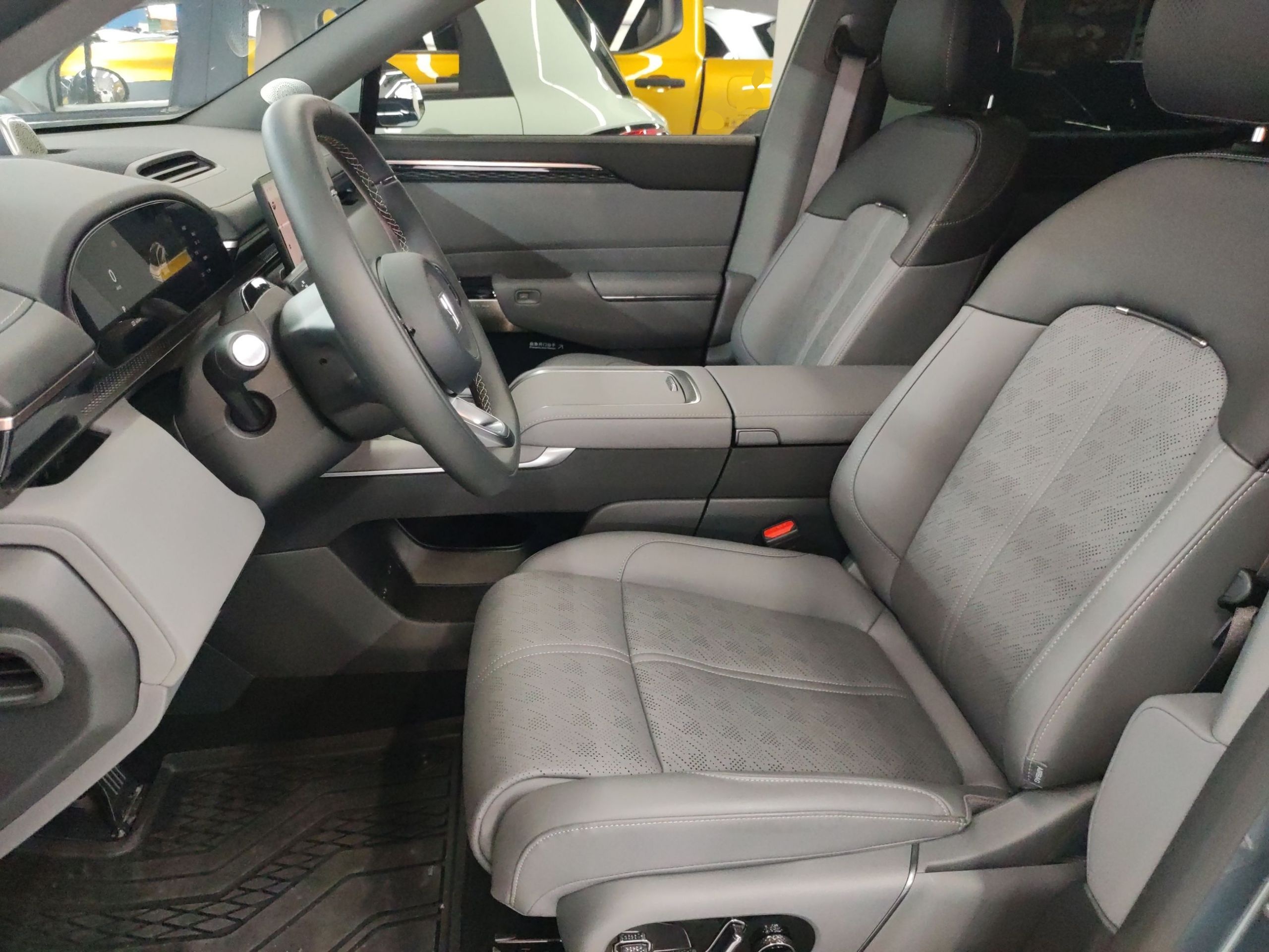 Переднее сиденье в автомобиле