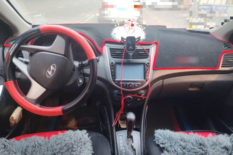 Used Hyundai Verna Ray 2014 1.4L Automatic GLX Center Console