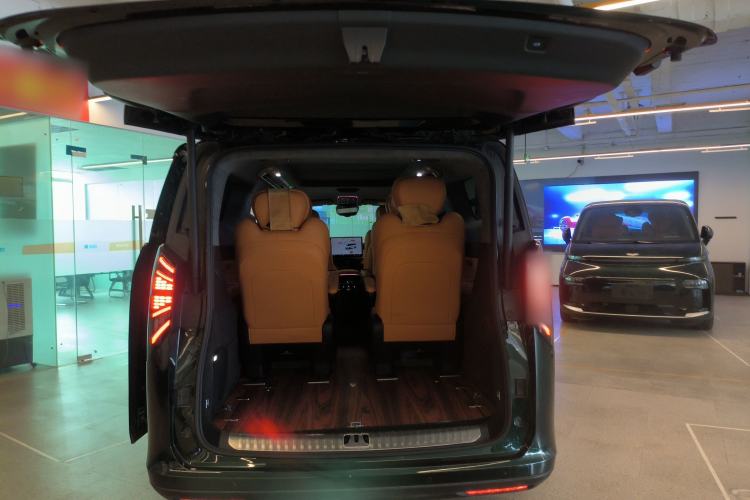 Used Geely Galaxy LEVC L380 2024 140-Degree 6-Seater All-Wheel-Drive Ultra