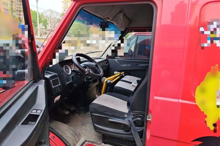 Used Iveco Daily 2021 2.8T V35 VAN厢式 van 3-seater short wheelbase mid-roof design single-tire manual doors
