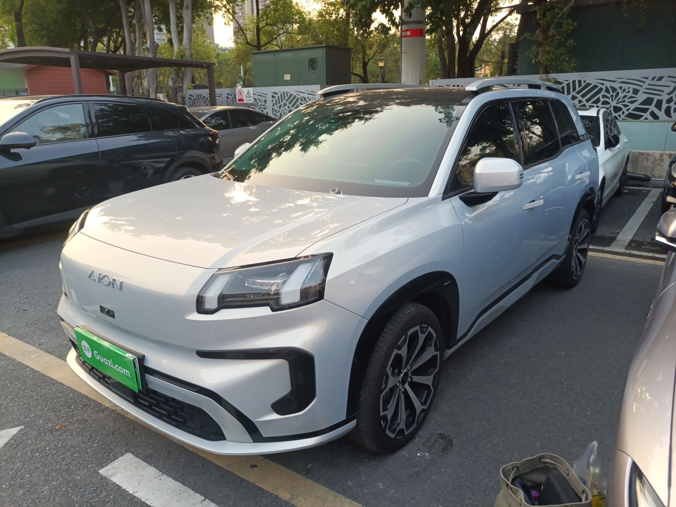 Под передней частью автомобиля