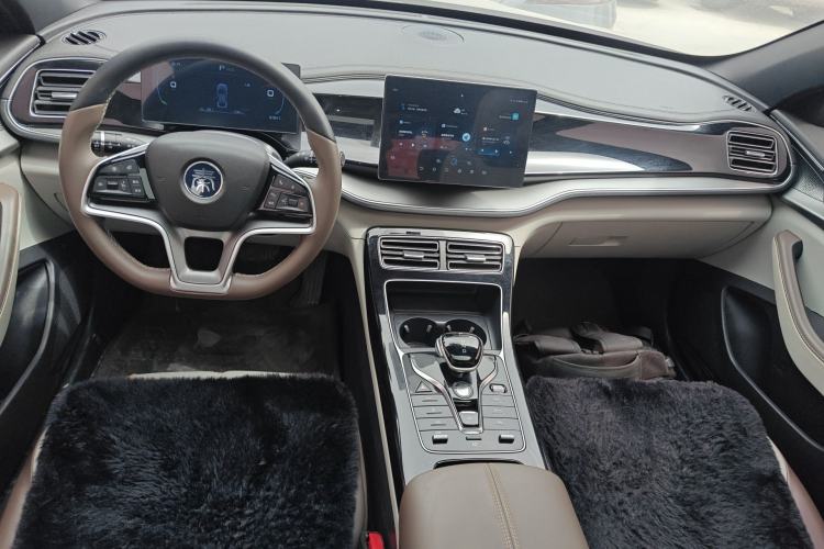 Used BYD Qin PLUS 2023 Champion Edition EV 420KM Superior Model Center Console
