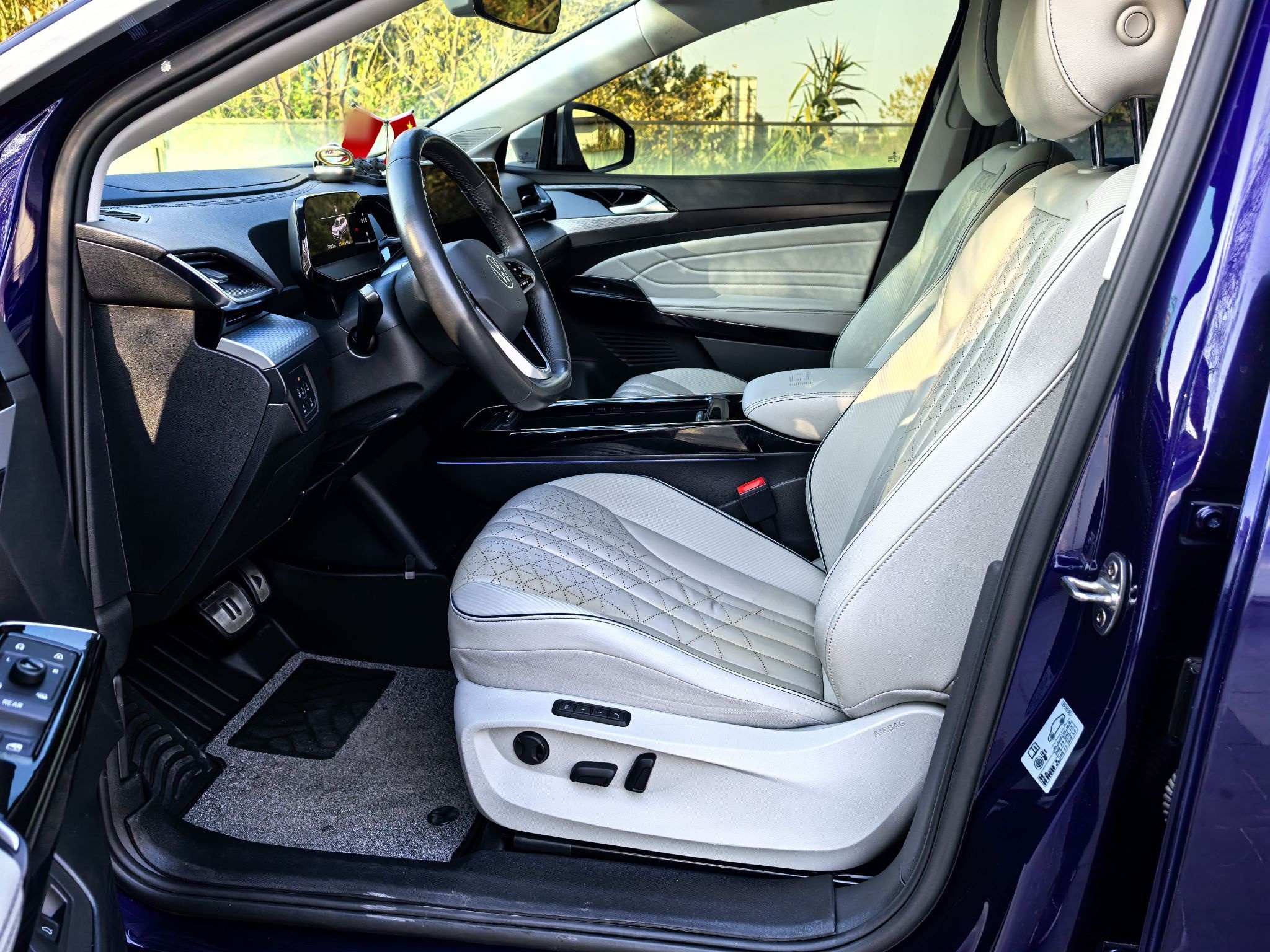 المقاعد الأمامية داخل السيارة