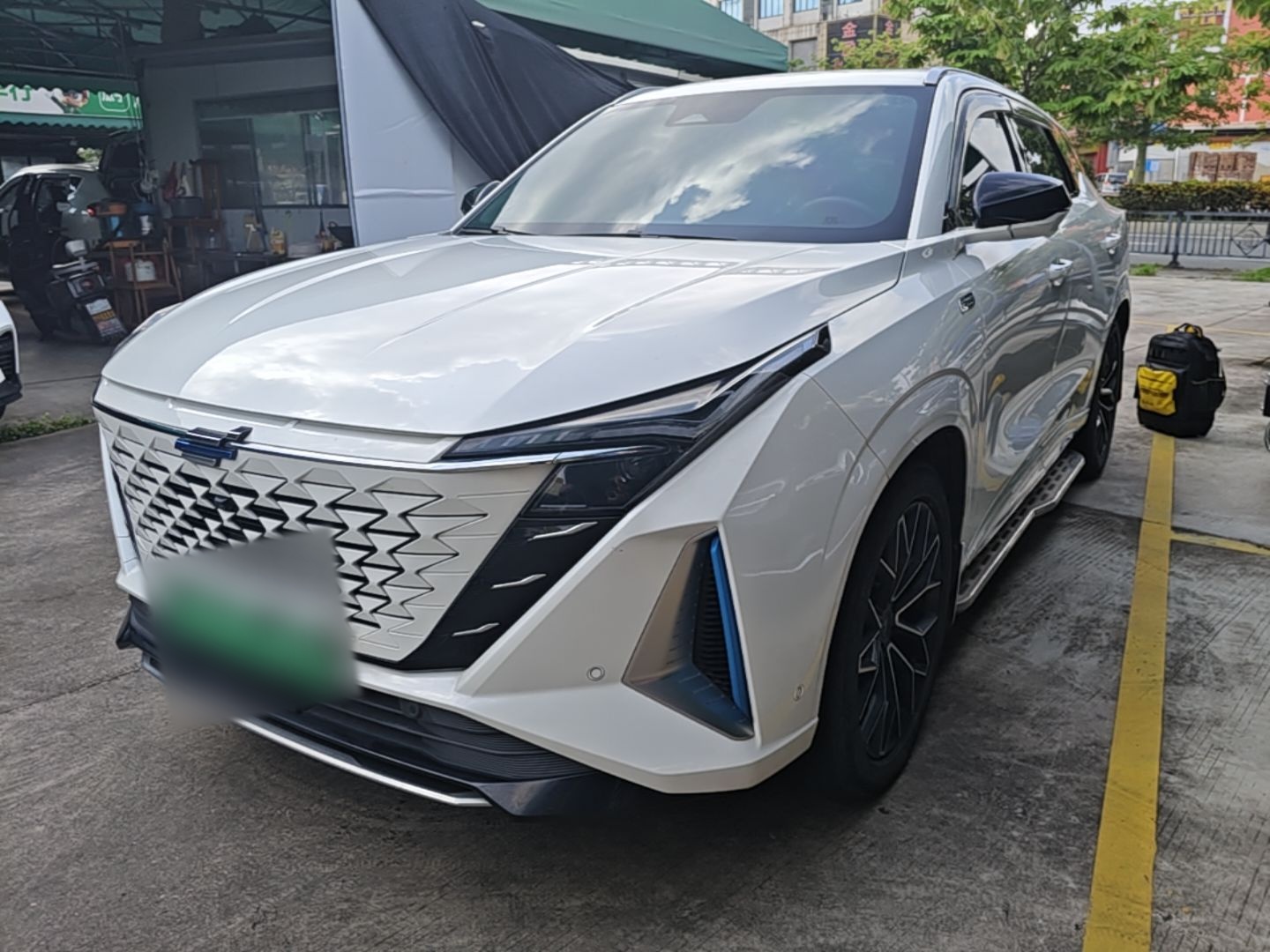 Под передней частью автомобиля