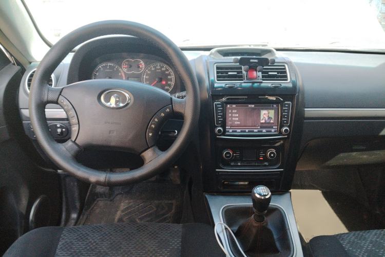 Used Haval H5 Classic 2013 Zhizun Edition 2.0T Manual Two-Wheel Drive Entry-Level Model Center Console