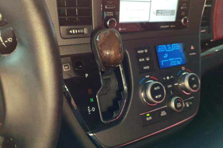 Used Toyota Sienna 2018 3.5L Two-Wheel Drive SE U.S. Specification
