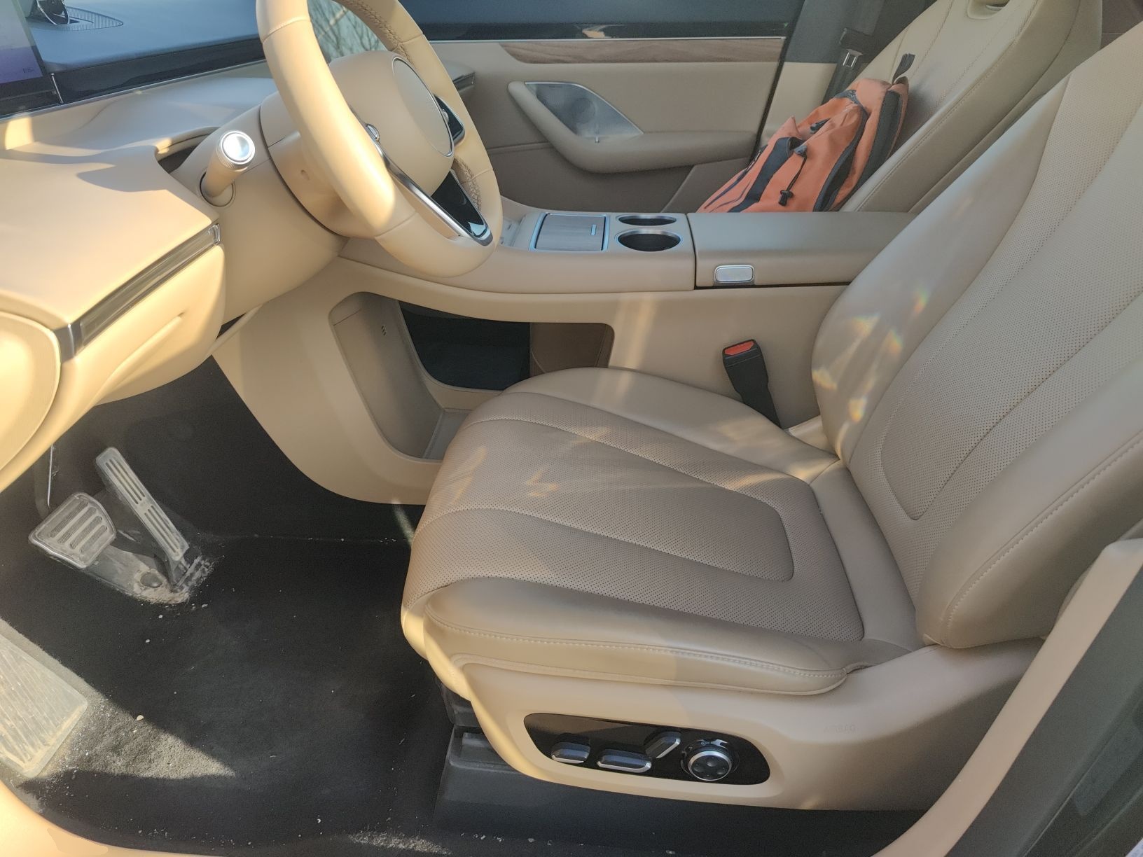 المقاعد الأمامية داخل السيارة