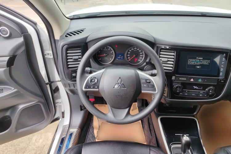 Used Mitsubishi Outlander 2021 Revised Version 2.0L Two-Wheel Drive Comfort Edition 5 Seats Steering Wheel