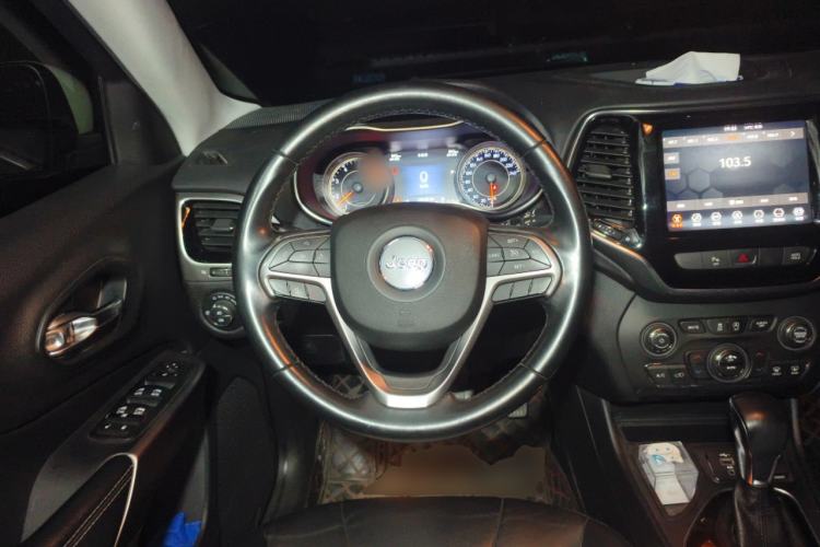 Used Jeep Cherokee 2019 2.0T Two-Wheel Drive Smart Enjoyment Version China V