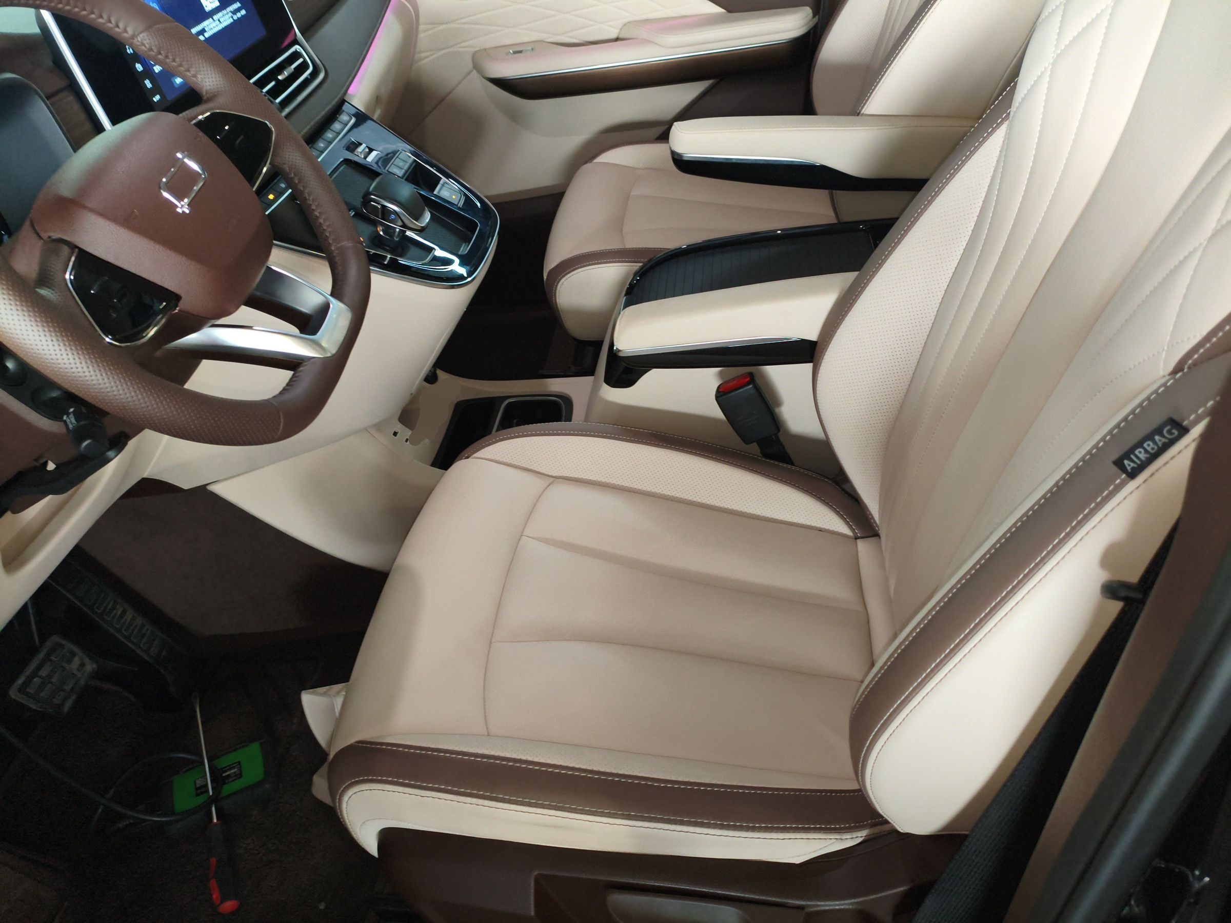 المقاعد الأمامية داخل السيارة