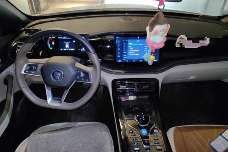 Used BYD Qin PLUS 2024 HONOR Edition DM-i 55KM Leading Model Center Console