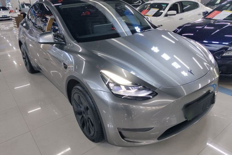 Used Tesla Model Y 2024 Long-Range All-Wheel-Drive Version Front Right 45 Deg