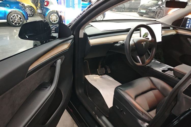 Used Tesla Model Y 2021 Long-Range All-Wheel-Drive Version
