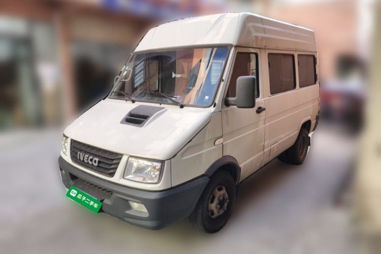 Used Iveco Daily 2021 2.5T A35 M1 Passenger Van 5-9 Seater Short Wheelbase Mid-Roof Design Dual Tires Side Sliding Door
