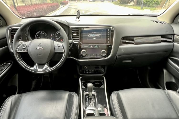 Used Mitsubishi Outlander 2020 2.0L Two-Wheel Drive Enjoyment Version 5 Seats Audio And AC Panel