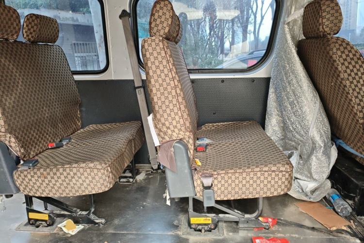 Used Dongfeng Yufeng 2021 2.3T Power King Rear-Drive Logistics Vehicle Long Wheelbase High Roof Dual Rear Tires 6–9 Seats China VI Standard M9T Interior 4