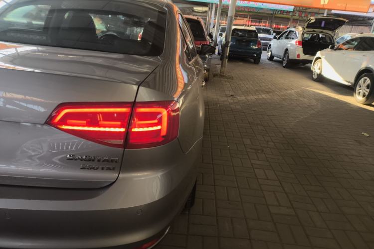 Used Volkswagen Sagitar 2017 230TSI Automatic Comfort Version
